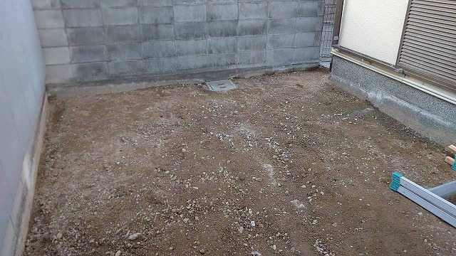 加古川市　カーポート床工事前の砂利と土の地面
